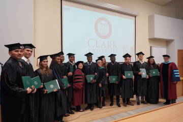 Rozdanie dyplomów dla studentów Clark University
