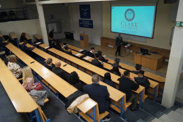 clark-university-rozdanie-dyplomow-san